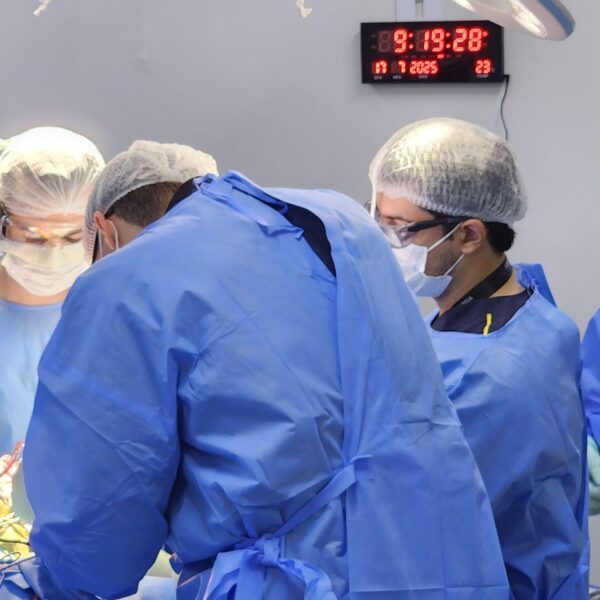 Hugo realiza 1ª cirurgia de aneurisma cerebral - Médicos operando paciente