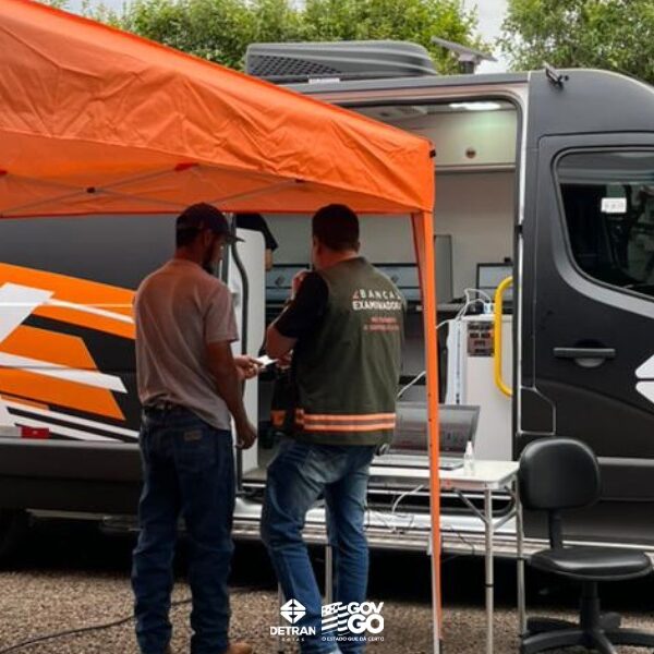 Van do Detran aplica prova de CNH no interior