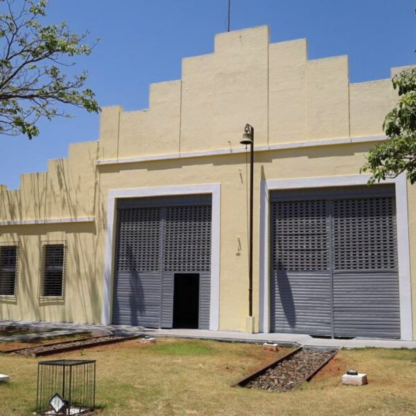 Fachada do Cina público de Pires do Rio