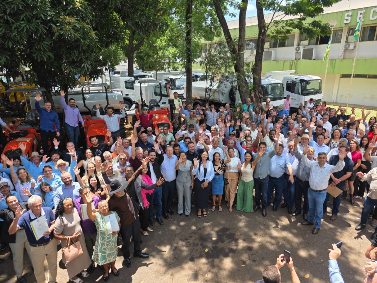 Goiás entrega maquinário e títulos de terra à agricultura familiar