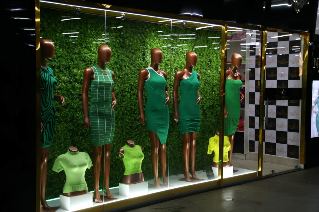 vitrine de loja na Expo Jaraguá