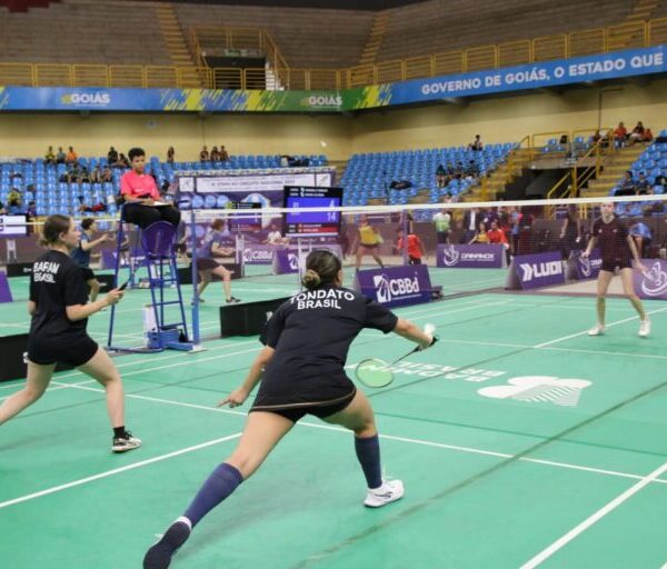 Time de badminton na quadra