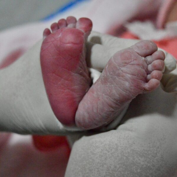 pezinhos de bebê nascido no HEF