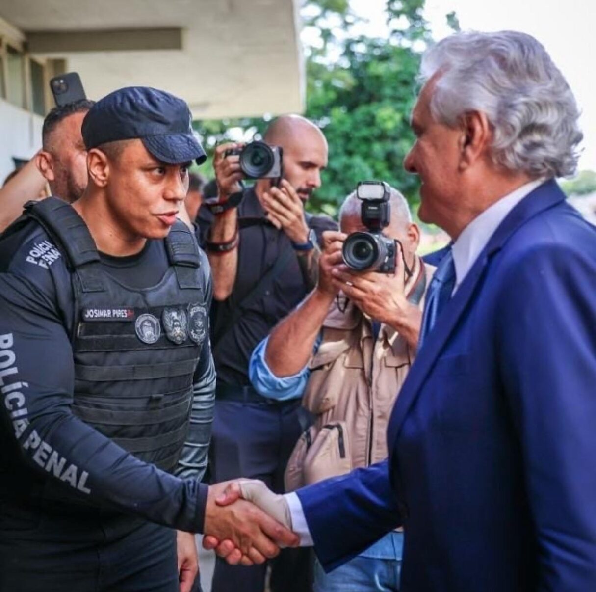 Caiado com policial penal