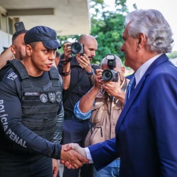 Caiado com policial penal