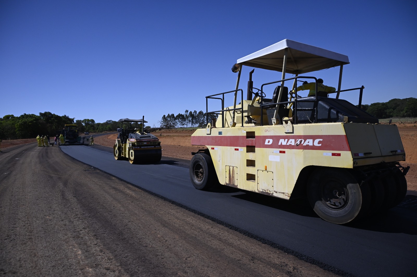 máquinas na rodovia