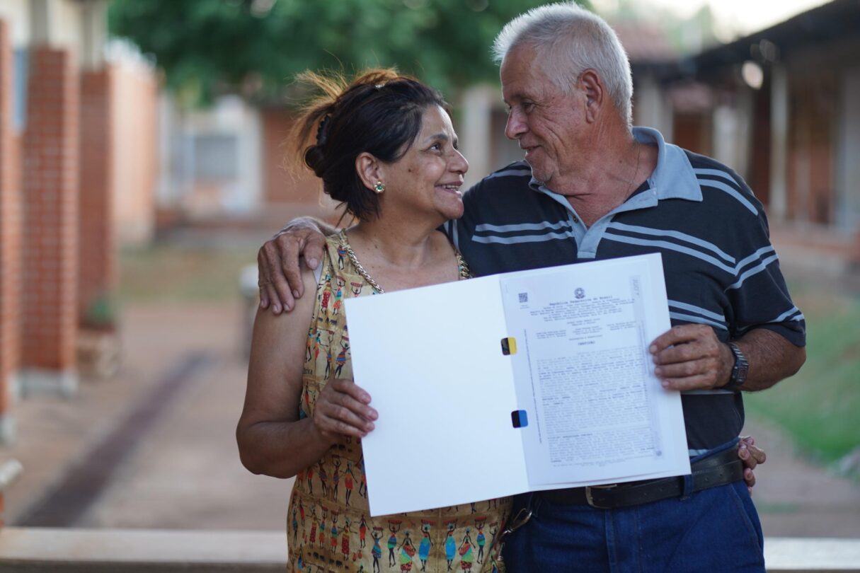 Casal com escritura da casa própria