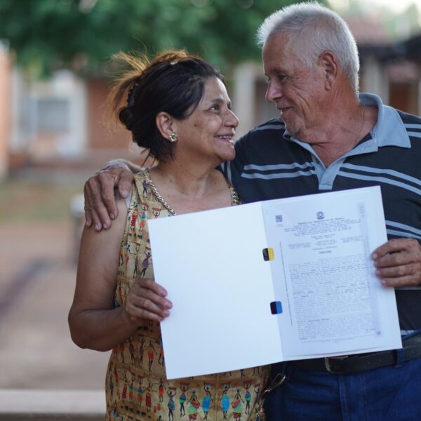 Casal com escritura da casa própria