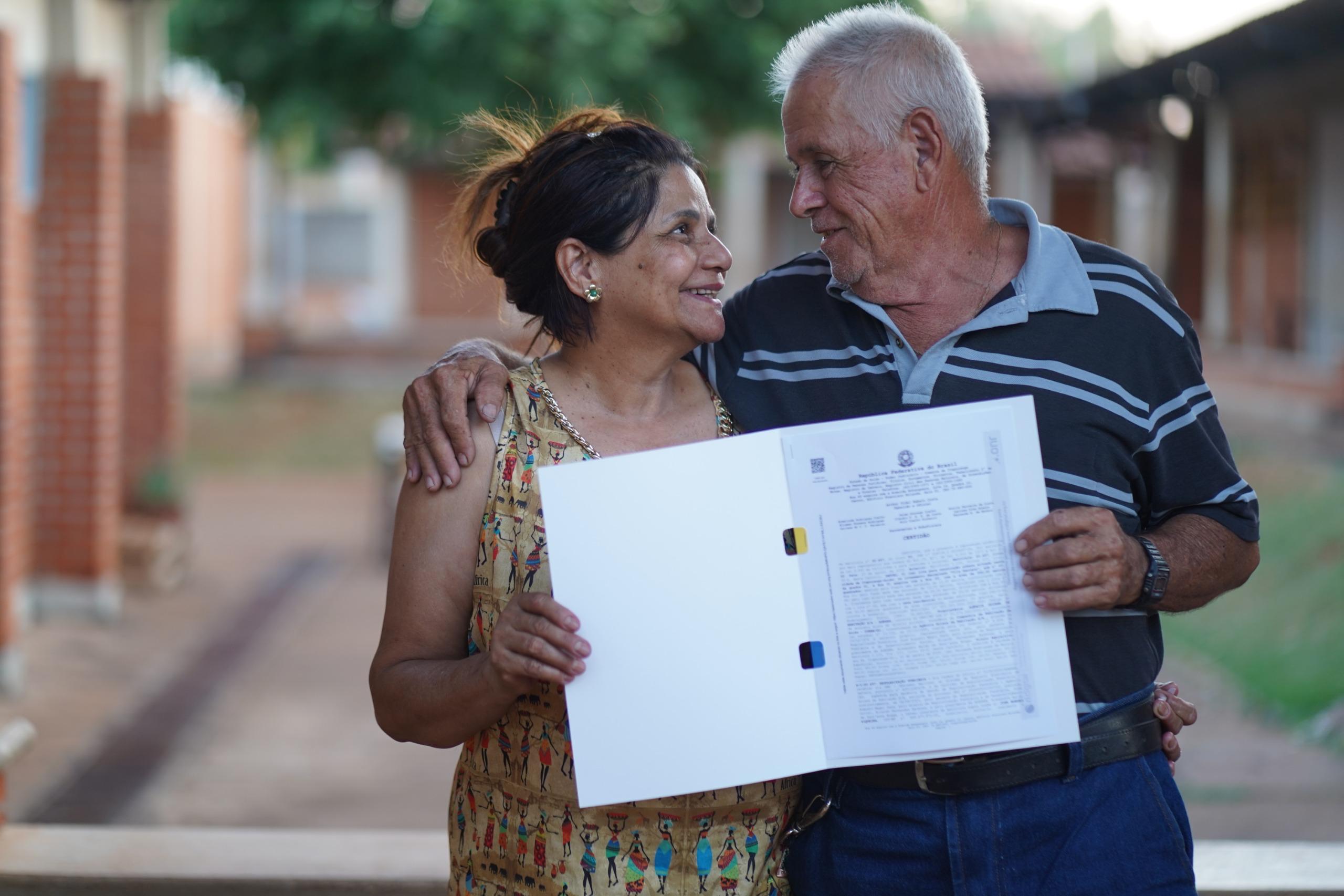 Casal com escritura da casa própria
