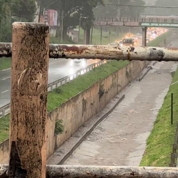 ruas com enxurradas após a chuva