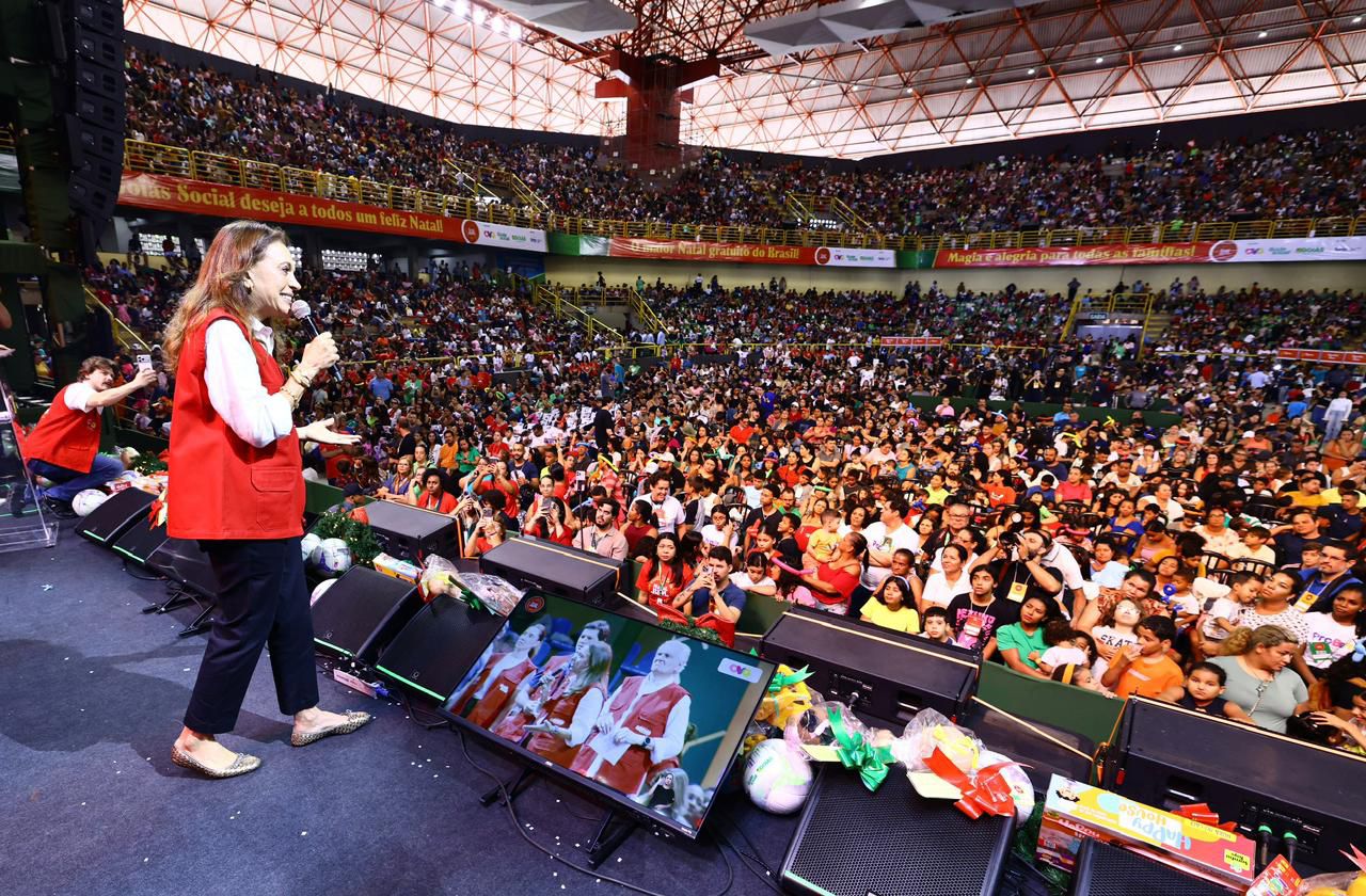 Gracinha na entrega de brinquedos no Goiânia Arena