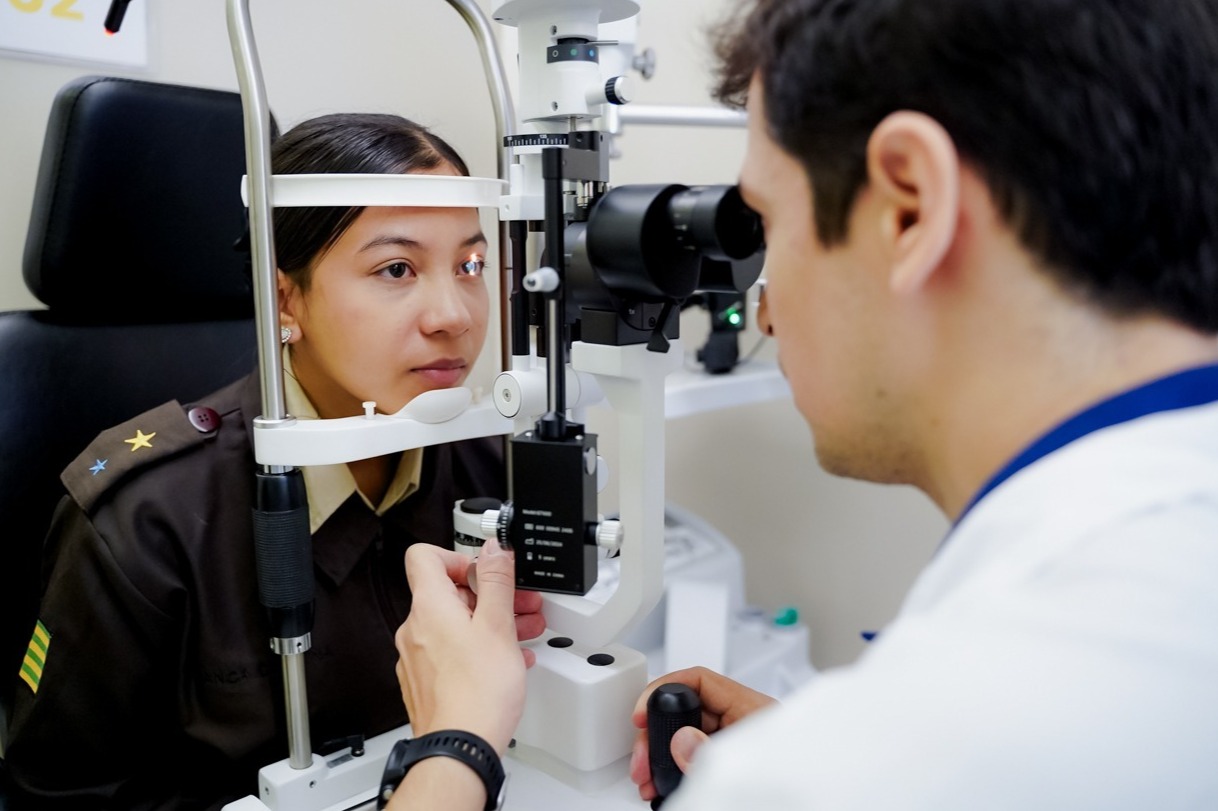 Estudante sendo atendida pelo Programa Olhar para Todos