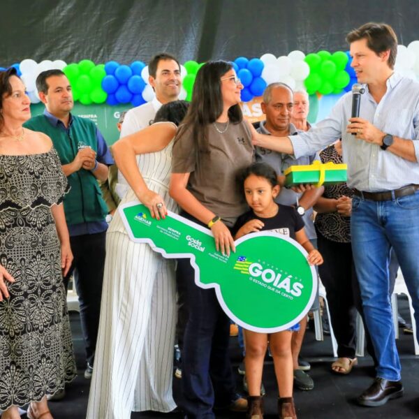 Famílias de Cumari e Goiandira recebem casas a custo zero