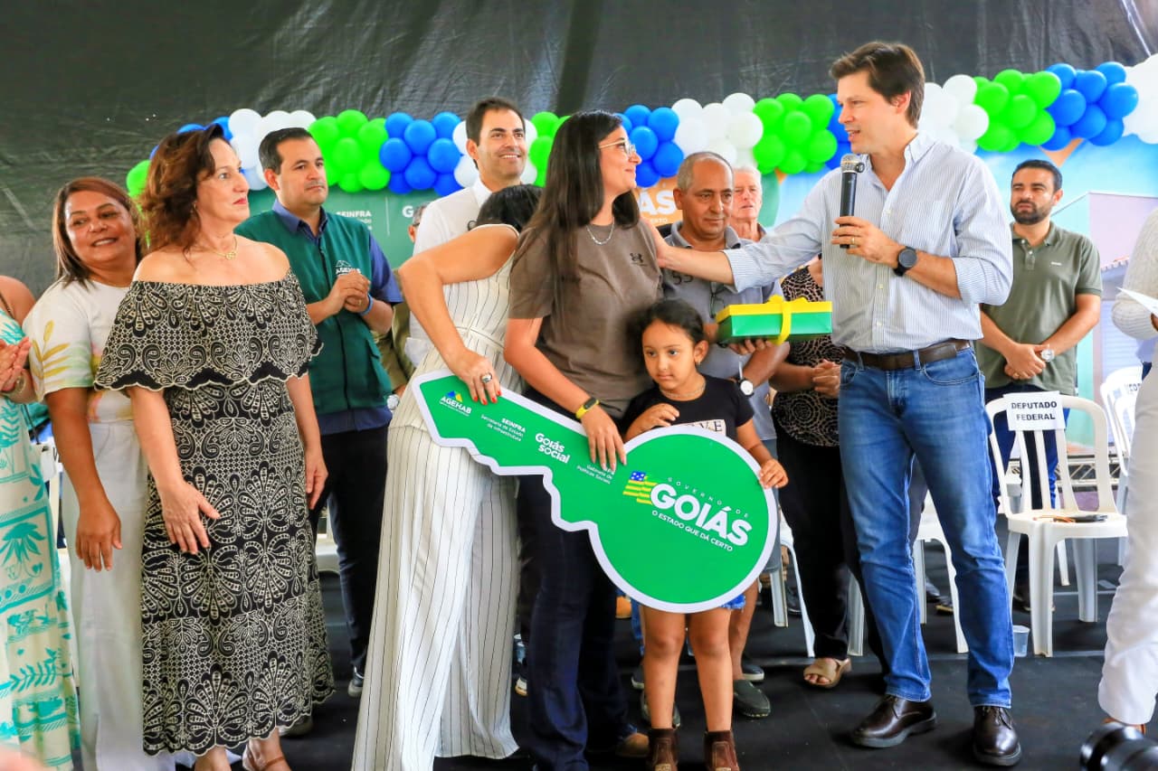 Famílias de Cumari e Goiandira recebem casas a custo zero