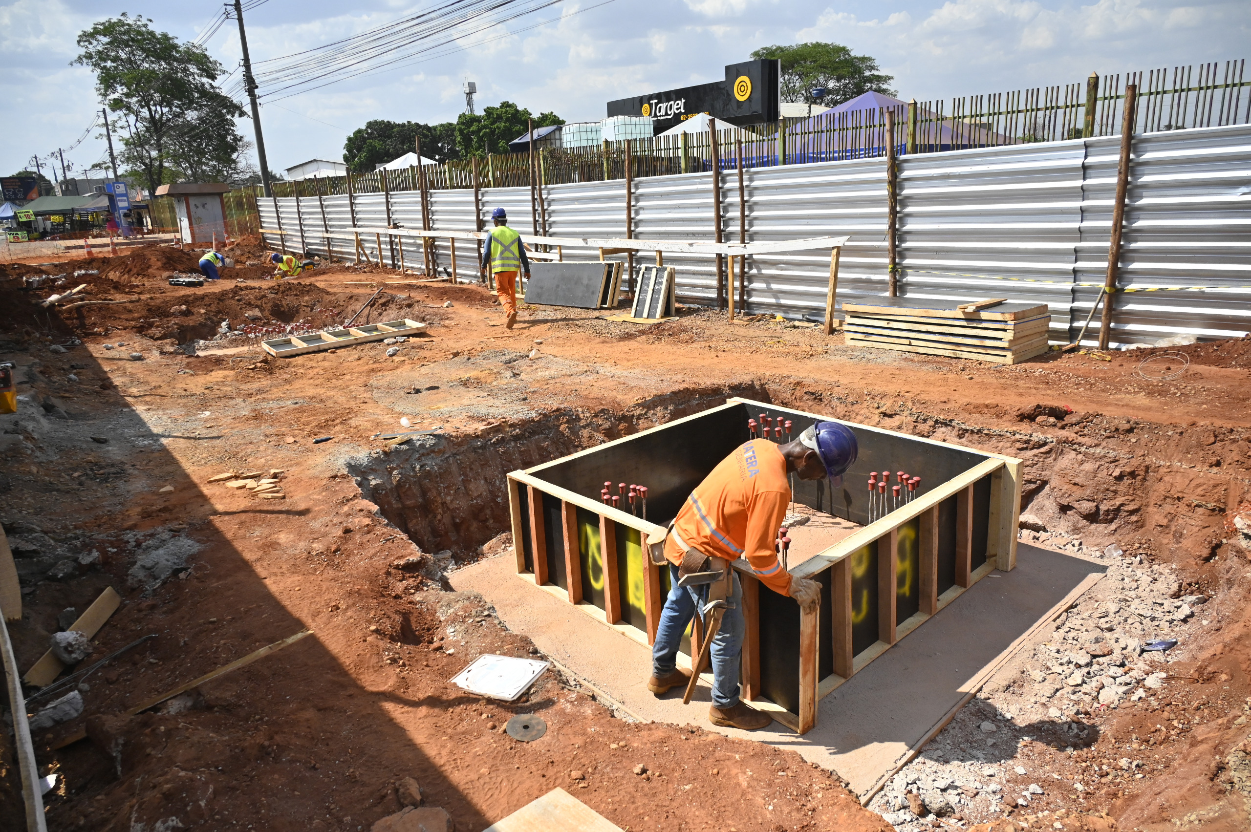 Goinfra constrói passarela para pedestre