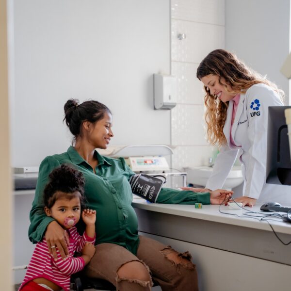 Mãe e filha sendo atendidas pela Rede Nascer