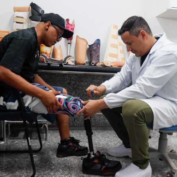 Paciente experimenta prótese personalizada do Crer