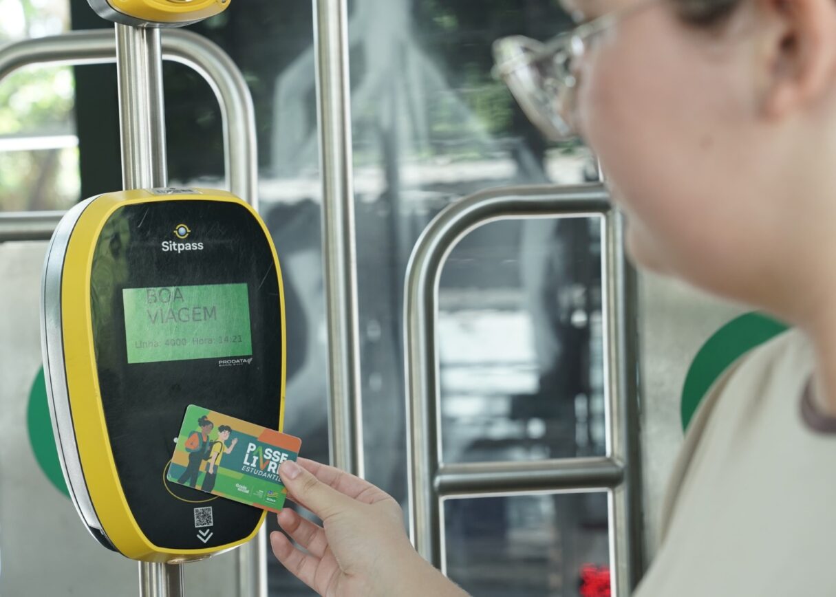 Estudante passando o cartão do Passe Livre Estudantil