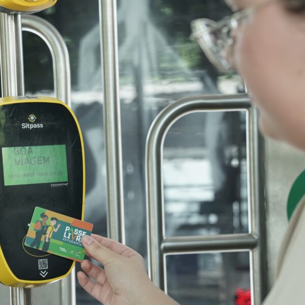 Estudante passando o cartão do Passe Livre Estudantil