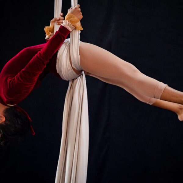 Artista circense goiana lança filme que explora processo criativo, memória e sentimento