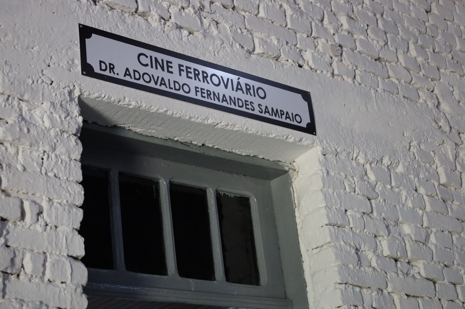 Secult Goiás apresenta programação gratuita e diversificada em Goiânia e no interior - Fachada superior do Cine Ferroviário Dr. Adovaldo Fernandes Sampaio, em Pires do Rio - GO