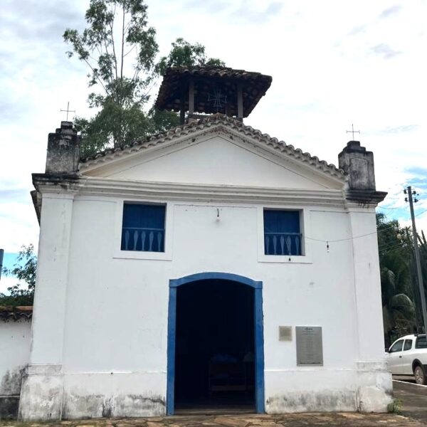 Governo de Goiás anuncia tombamento provisório da Igreja de Nossa Senhora do Rosário, em Buenolândia - fachada externa da igreja durante o dia, paredes brancas e janelas azuis