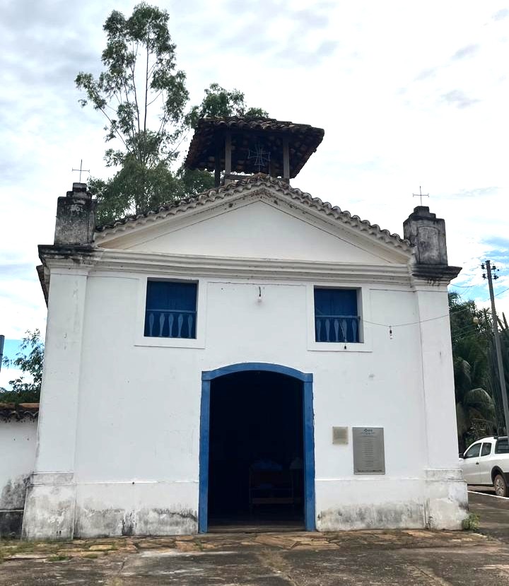 Governo de Goiás anuncia tombamento provisório da Igreja de Nossa Senhora do Rosário, em Buenolândia - fachada externa da igreja durante o dia, paredes brancas e janelas azuis