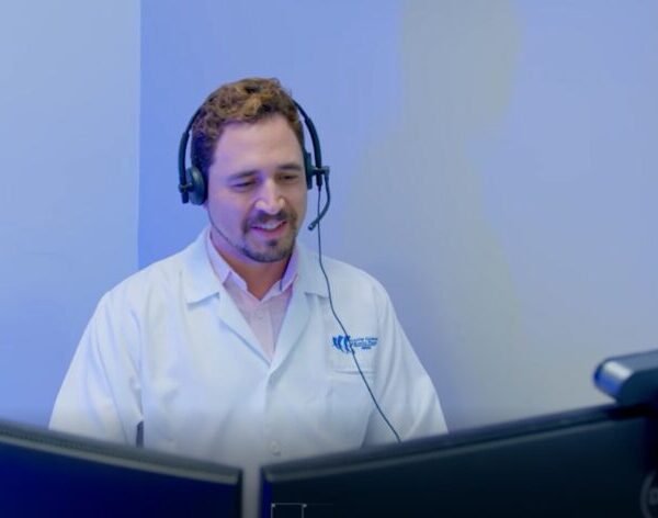 HGG inaugura unidade Digital e amplia acesso à telessaúde em Goiás nesta sexta-feira - Médico em atendimento durante teleconsulta