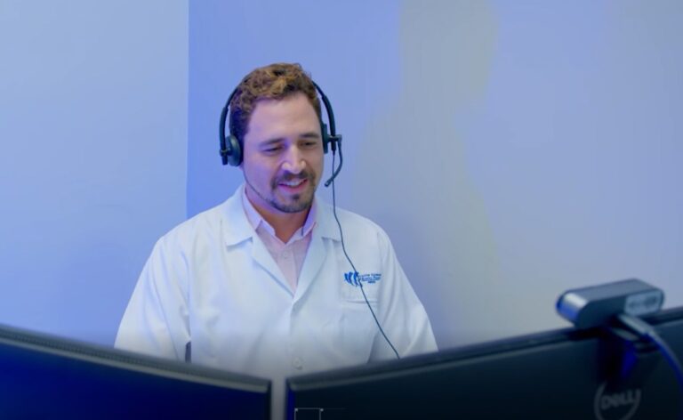 HGG inaugura unidade Digital e amplia acesso à telessaúde em Goiás nesta sexta-feira - Médico em atendimento durante teleconsulta