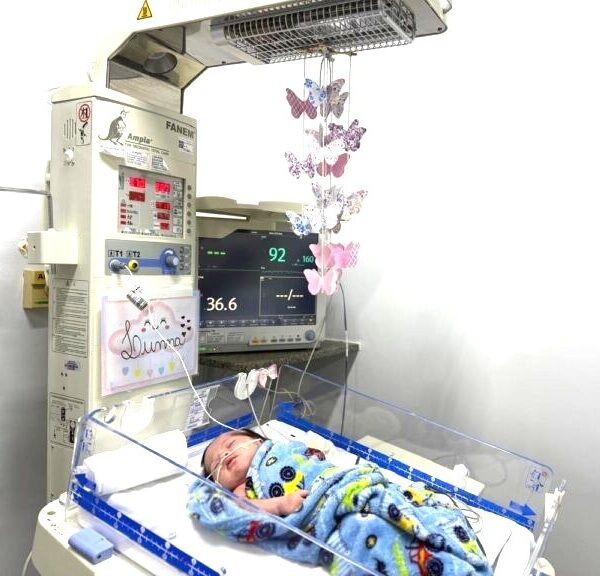 HEMNSL desenvolve ação especial para estimulação visual de recém-nascido