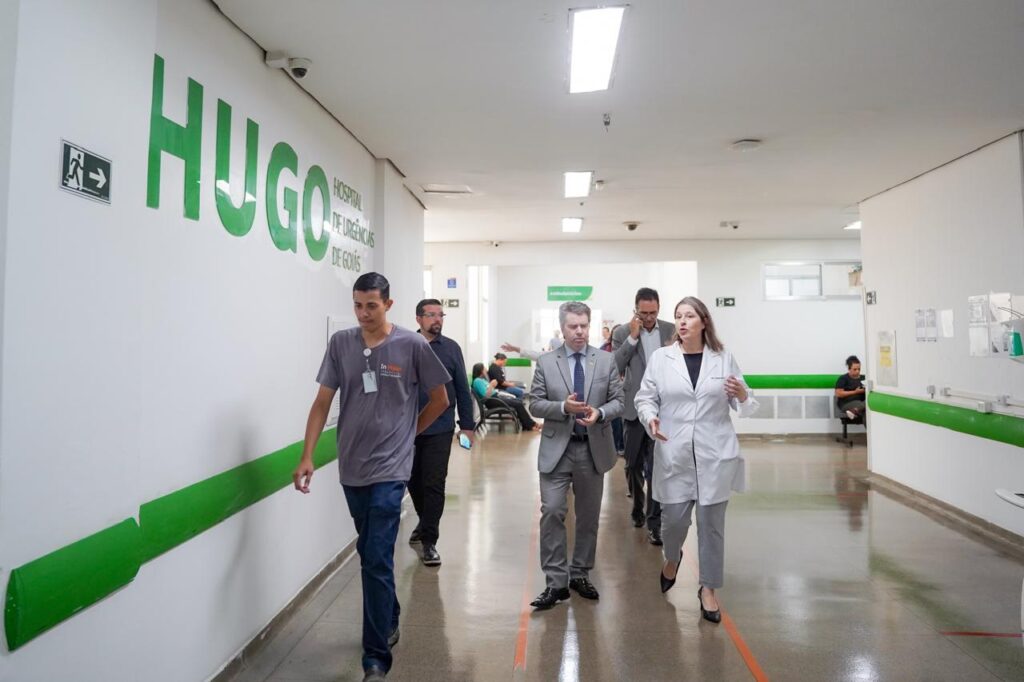 Após fortes chuvas do último sábado (06/12), secretário de Saúde, Rasível Santos, vistoria a unidade. Equipe técnica da SES-GO acompanha danos, reorganização interna e articulações com Prefeitura de Goiânia para reforçar drenagem na região