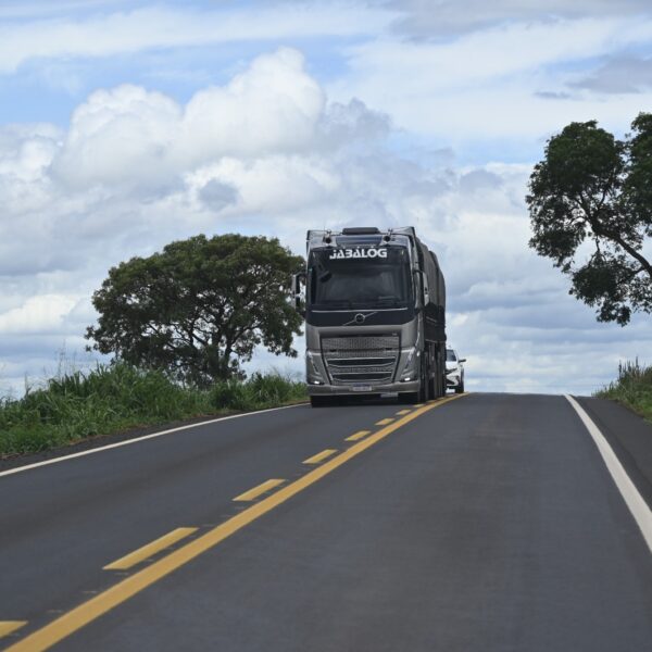 Caminhão na rodovia