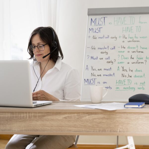 Professora de inglês online (Foto: Frepik)