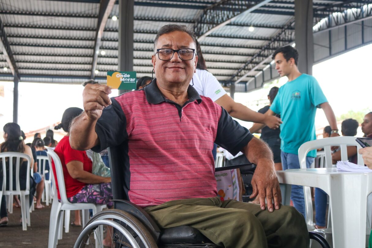 Agehab entrega escrituras e cartões do Aluguel Social no Nordeste goiano