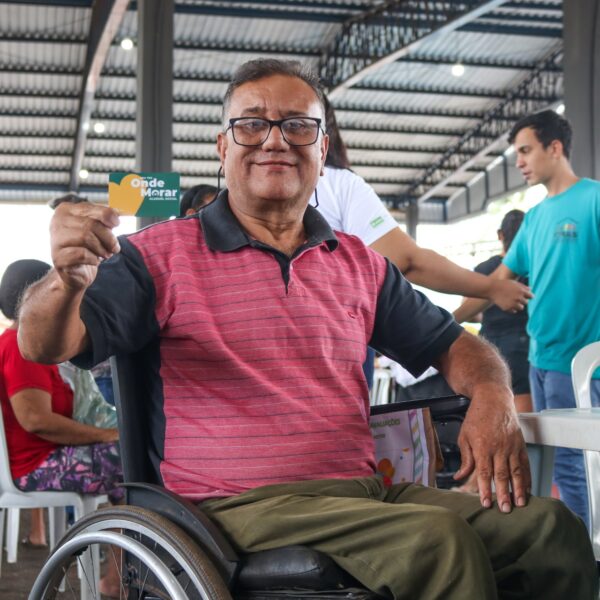 Agehab entrega escrituras e cartões do Aluguel Social no Nordeste goiano