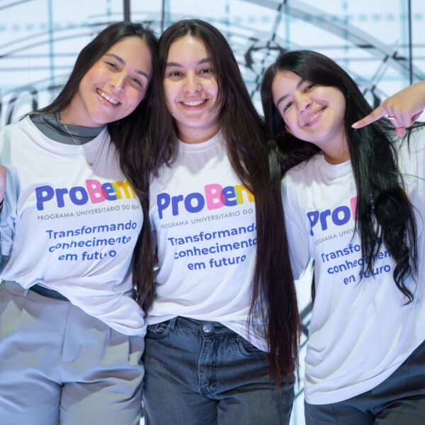 Alunos com uniforme do ProBem
