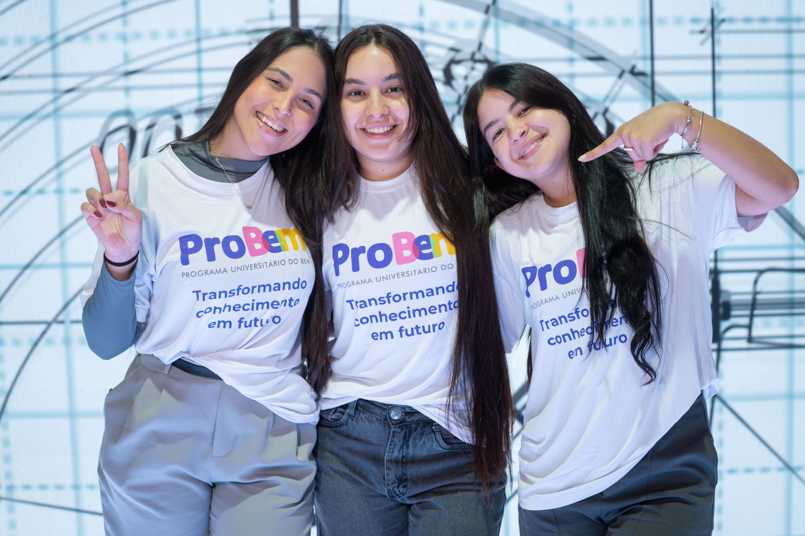 Alunos com uniforme do ProBem