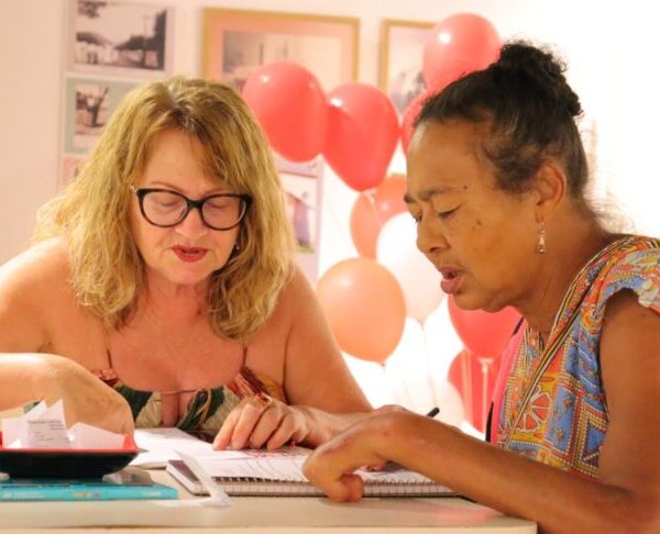 Neuracy Pereira Silva Borges conduz oficina de leitura e escrita com Messias dos Santos - Paciente moradora celebra aniversário com oficina de leitura e escrita no HDS