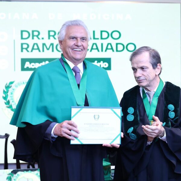 Caiado recbe título da Academia Goiana de Medicina