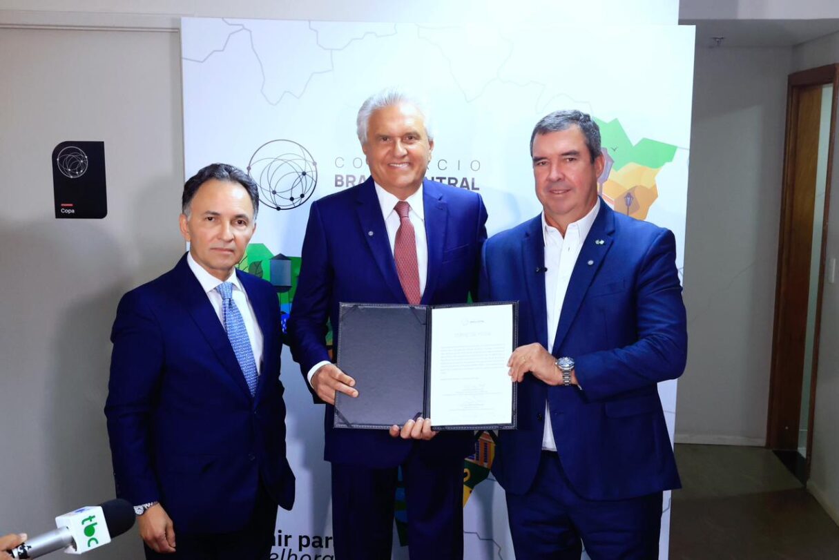 Caiado repassa presidência do Consórcio Brasil Central a Eduardo Riedel