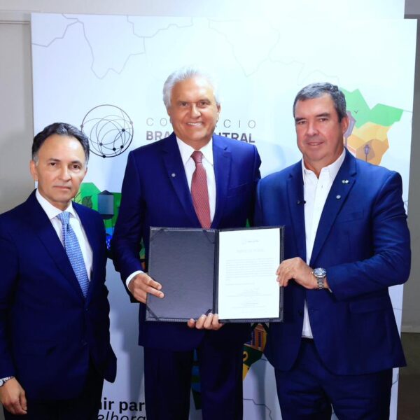 Caiado repassa presidência do Consórcio Brasil Central a Eduardo Riedel