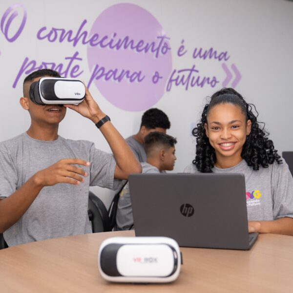 Alunos em sala no Alunos do Centro da Juventude Tecendo o Futuro