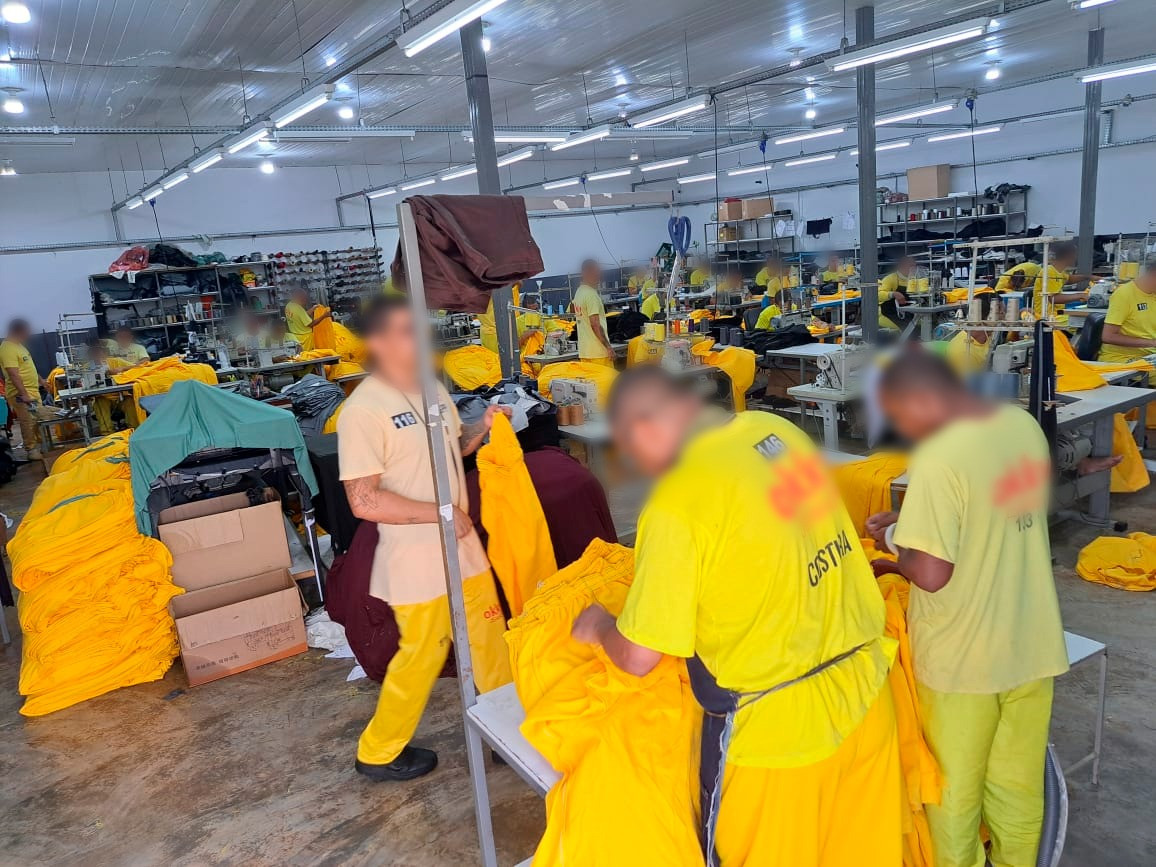 Custodiados produzem mais de 4 mil kits de uniformes