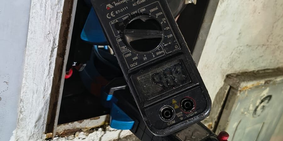 Durante a vistoria técnica, foi constatado que o medidor de energia do estabelecimento havia sido adulterado