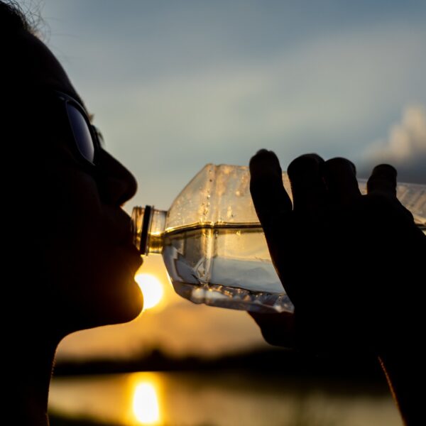 pessoa tomando água na garrafa