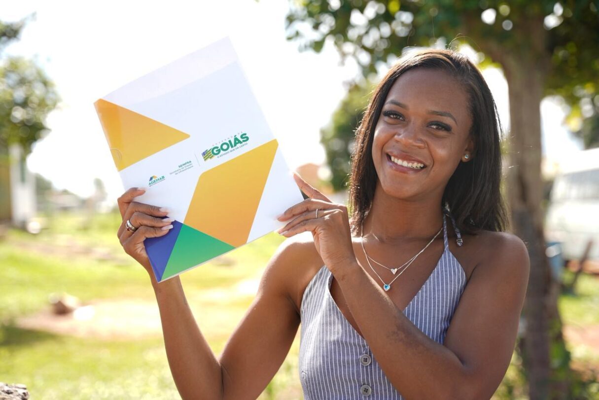 Mulher com escritura da casa