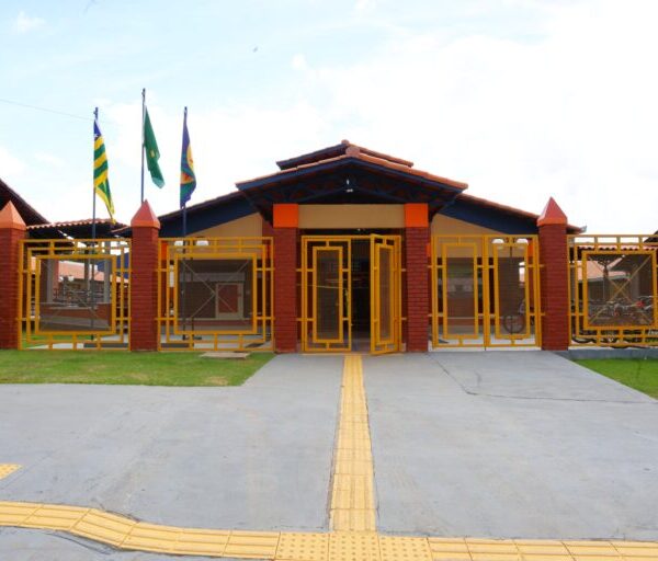 colégio em novo gama