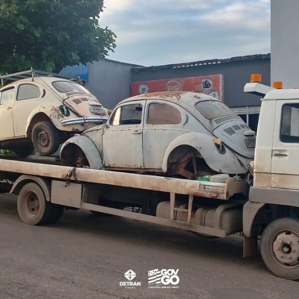 Patrulha Detran retira carro velho da rua