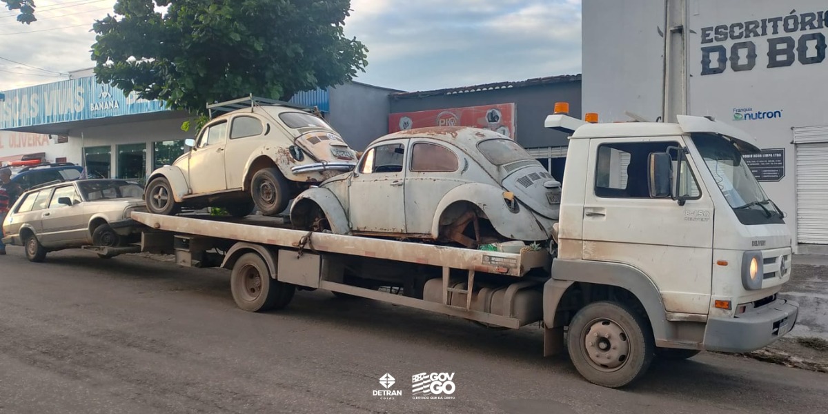 Patrulha Detran retira carro velho da rua