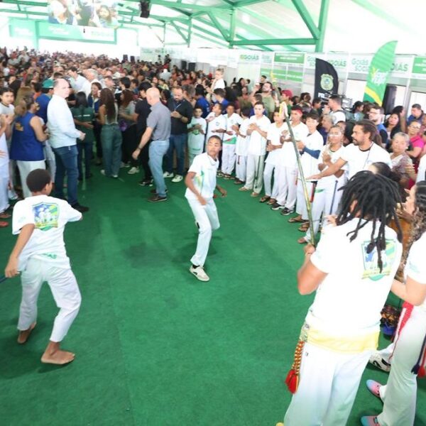 Projeto Construindo Campeões entrega materiais esportivos em Posse